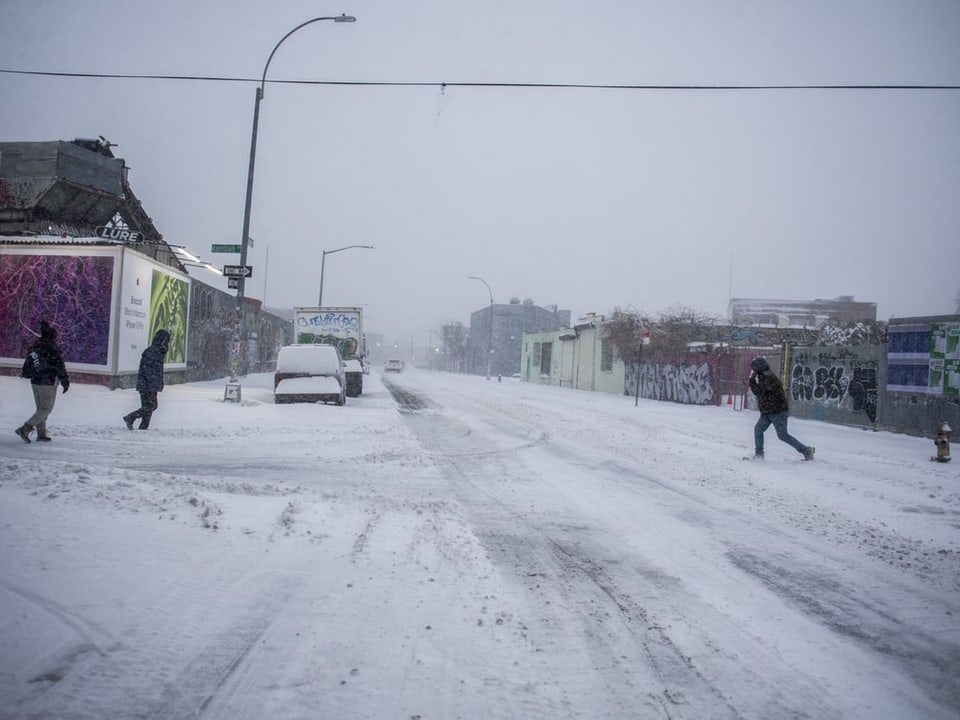 Menschen überqueren die Strasse während eines Schneesturms im Stadtteil Bushwick im New Yorker Stadtbezirk Brooklyn.