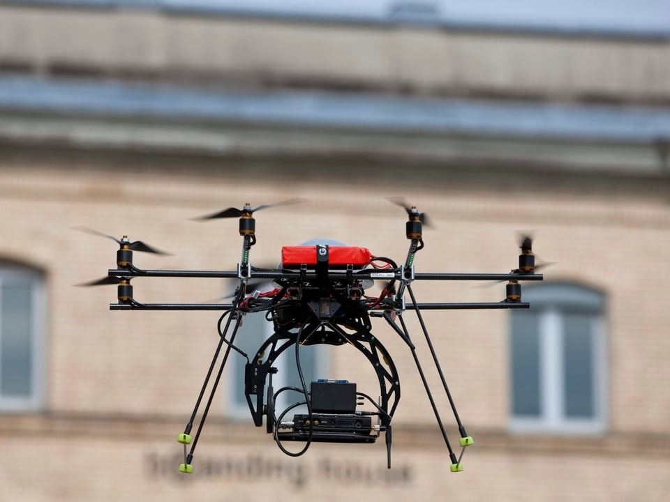 Drohne vor einem Gebäude.