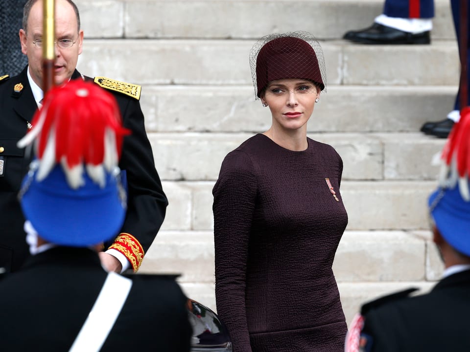 Fürstin Charlene in violettem Kleid mit passendem Hut
