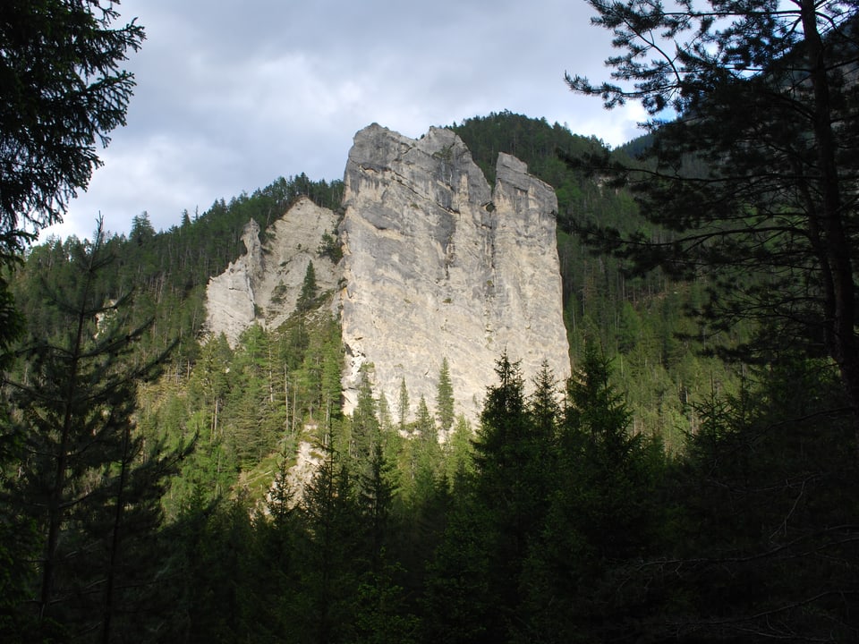 Der Kletterfelsen «Crap Furò» ragt 60 Meter empor und liegt im Herzen des Kantons Graubünden.