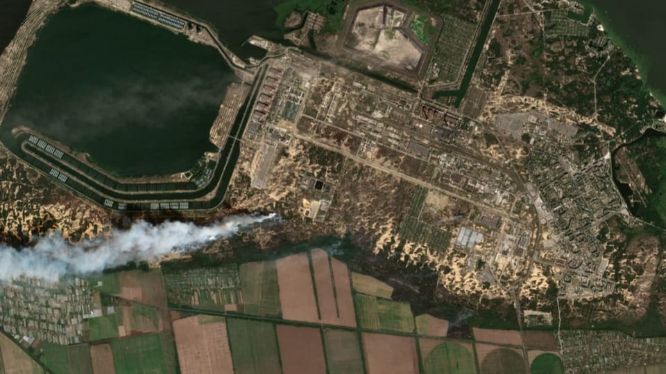 Satellitenbild, das Flammen über dem AKW Saporischja in der Südukraine zeigt.