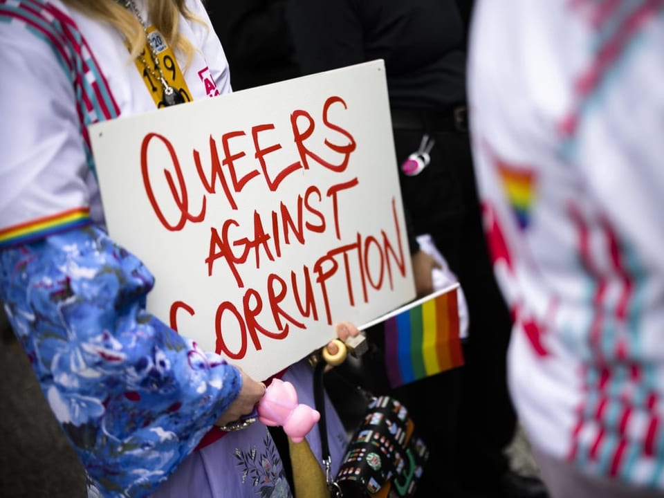 A protest poster with the inscription: Queers against corruption.