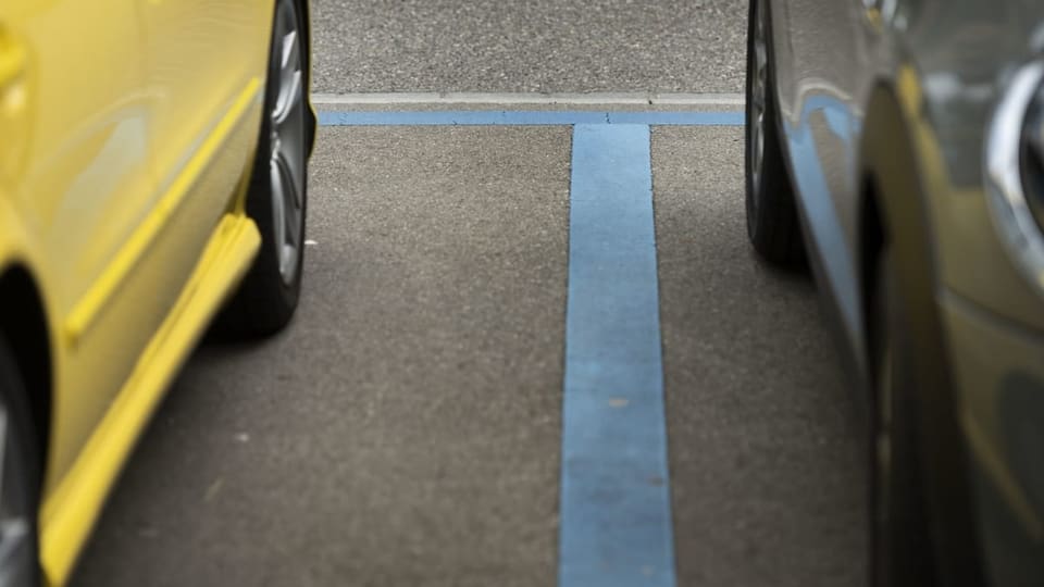 Zwei Autos stehen in der blauen Zone.