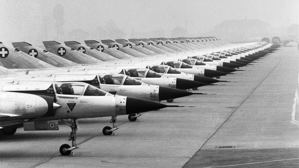 Duzende Mirage III Flugzeuge am Boden aufgereiht.