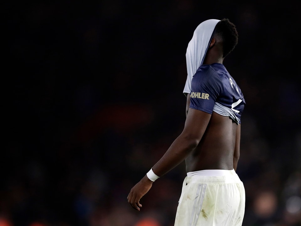 Paul Pogba von Manchester United versteckt sein Gesicht.