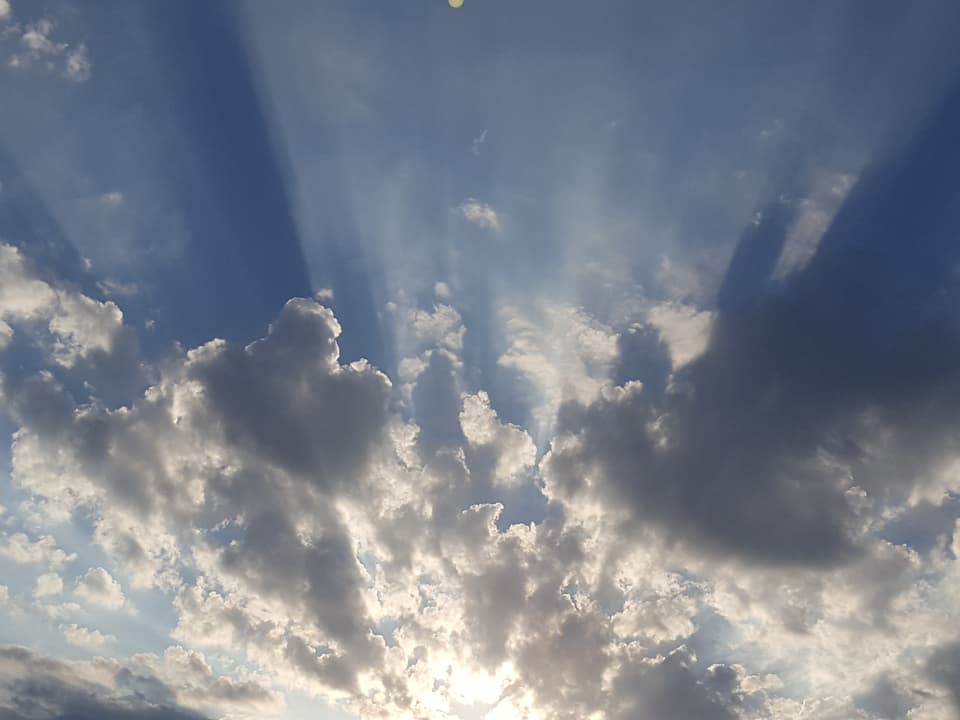 Sonnenstrahlen und Wolken im Wechsel.