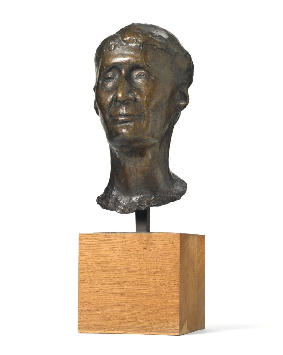Eine Bronze-Statue eines Gesichts.