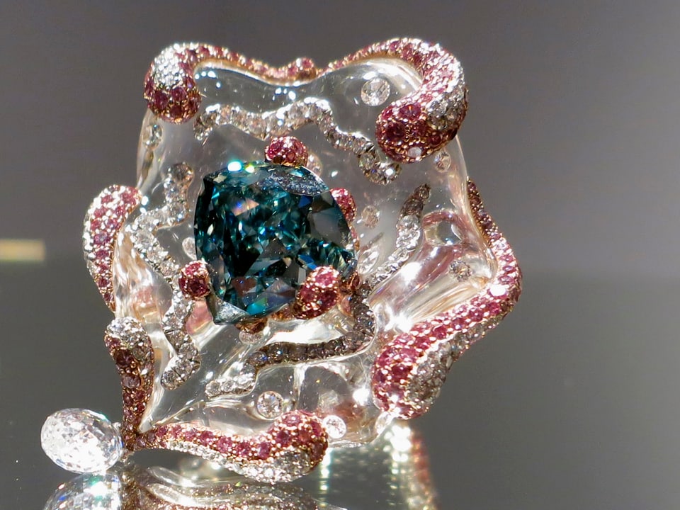 Abbildung eines Diamanten mit einzigartiger blau-grüner Färbung.