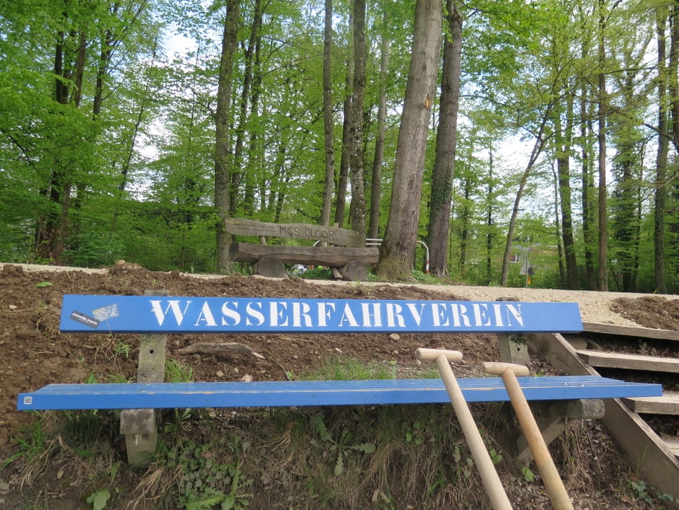 Blaue Bank mit Schriftzug "WASSERFAHRVEREIN"