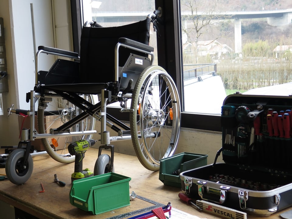 Rollstuhl auf Werkbank