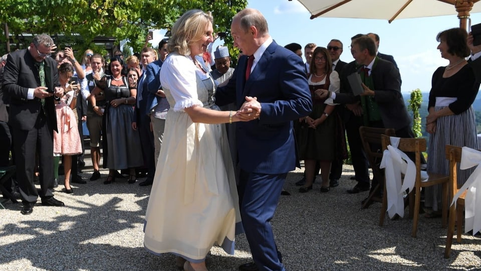 Kneissl und Putin tanzen bei der Hochzeitsfeier der Aussenminister