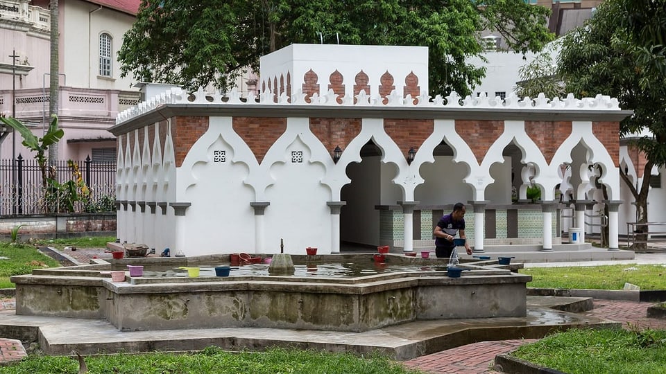 Kleines Gebäude mit orientalisch geschmückter Fassade