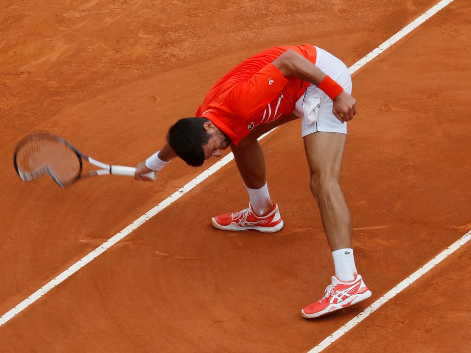 Novak Djokovic zertrümmert auf dem Court sein Racket.