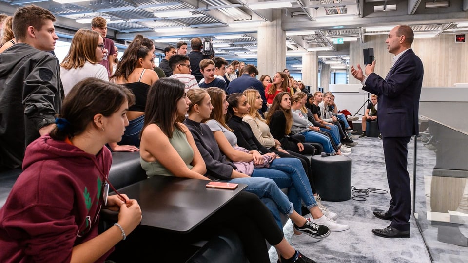 Urs Leuthard erklärt Kantonsschülerinnen und -schülern aus Wohlen AG den Newsroom im neuen News- und Sportcenter am SRF-Hauptsitz Zürich Leutschenbach.