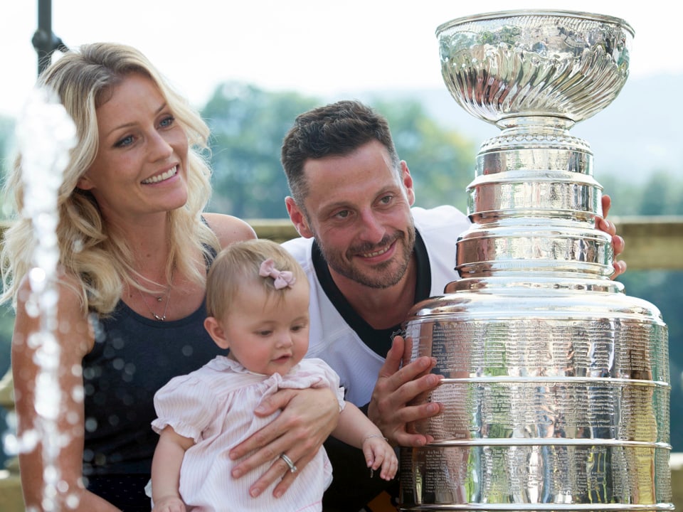 Mark Streit bei der Präsentation des Stanley Cups in Bern mit Ehefrau Fabienne und Tochter Victoria.