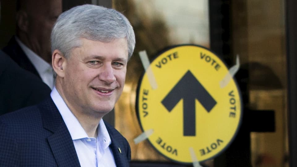 Der kanadische Premierminister Stephen Harper vor einem Wahllokal.