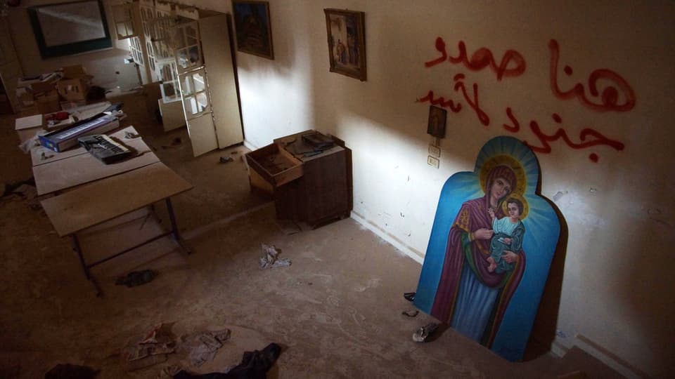 Gemälde von Maria und Jesus in einem halbszerstörtem Zimmer