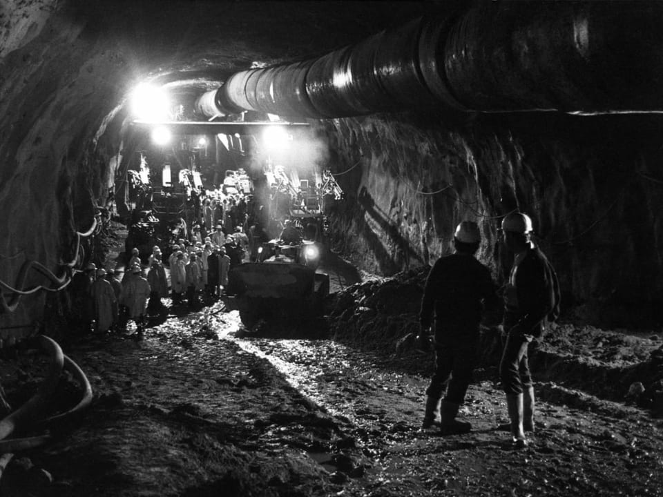 Aushubarbeiten im Innern des Tunnels im Jahr 1970.