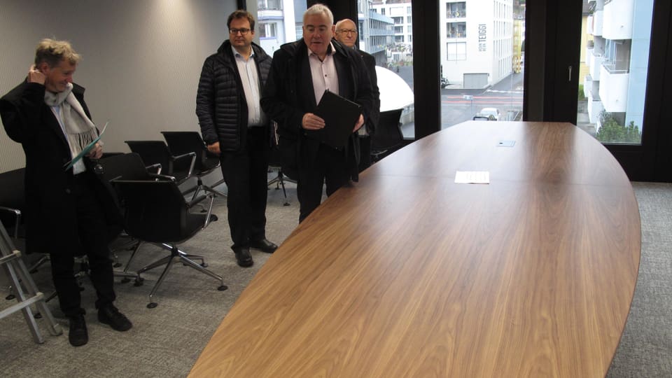 Krienser Stadträte im künftigen Sitzungsraum mit langem Tisch