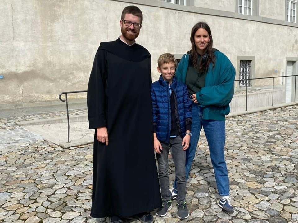 Gruppenfoto von Pater Philipp, Kinderreporter Nick und Dania.