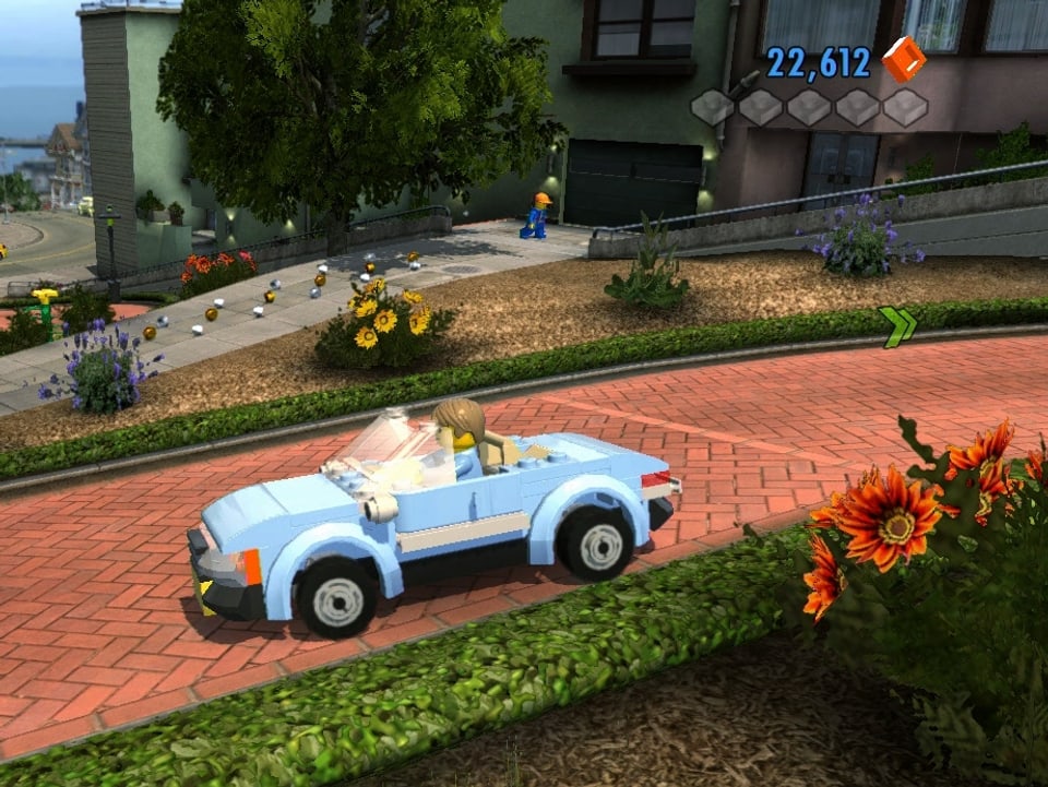 Ein Auto fährt in «Lego City Undercover» eine Strasse herunter