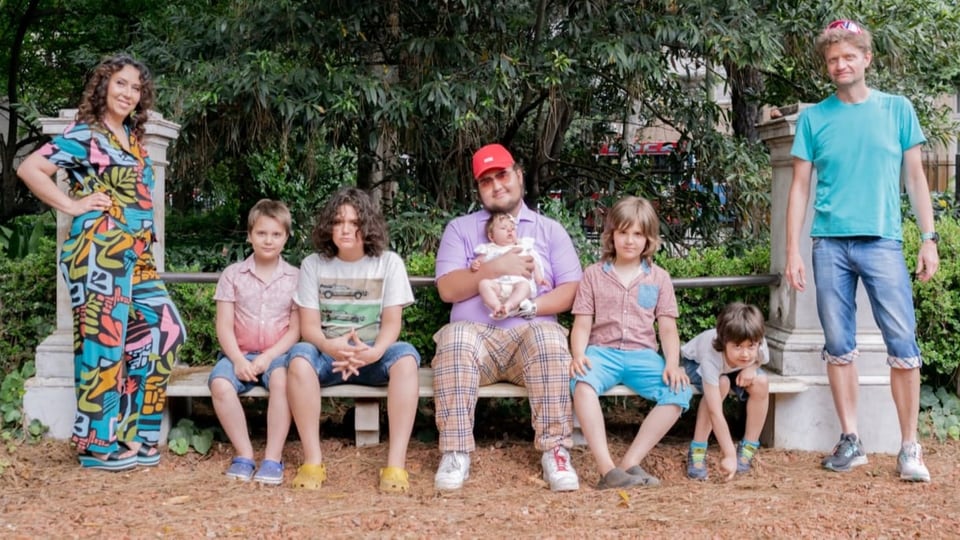Mutter Alya (links), Vater Vitali (links) und ihre sechs Kinder in Buenos Aires. In der Mitte: Töchterchen Tanisha.