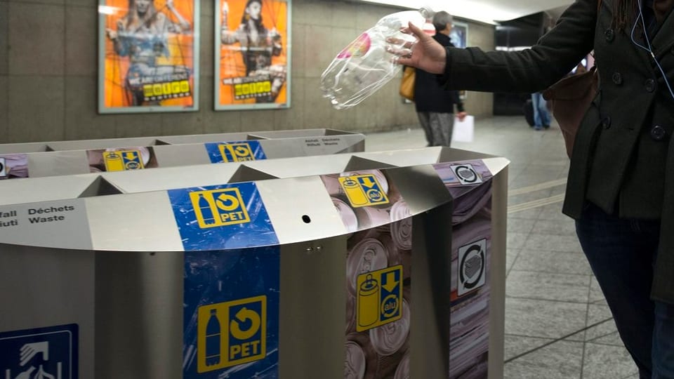 Abfalleimer im Bahnhof Bern mit Trennung von Abfall, PET und Alu.