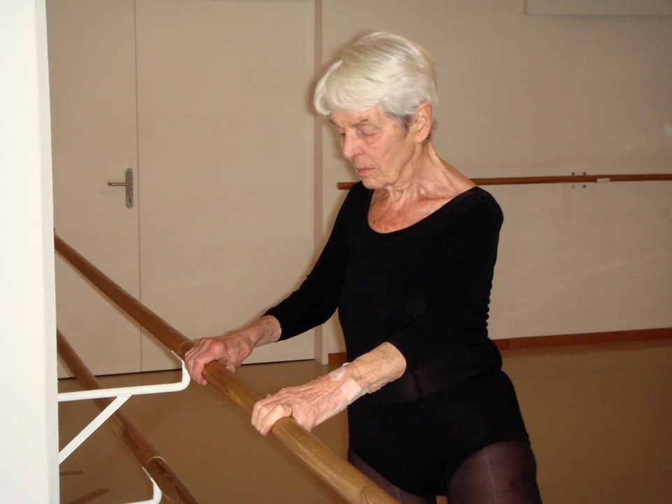 Konzentriert macht Elsbeth Oberer-Gmür an der Stange Übungen.