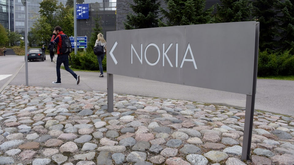 Ein Hinweisschild zur Firma Nokia.