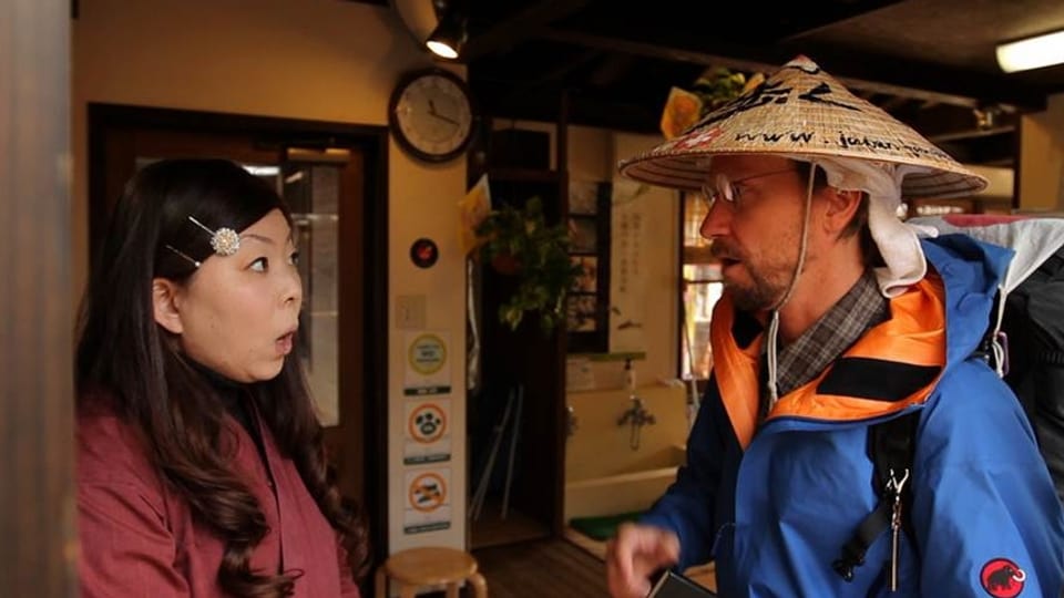 Eine japanische Frau im Gespräch mit dem Winterthurer Wanderer Thomas Köhler