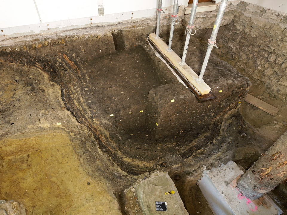 Blick in die Grube, wo die Archäologen ihre Funde machten.