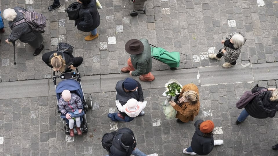 Menschen auf Strasse.