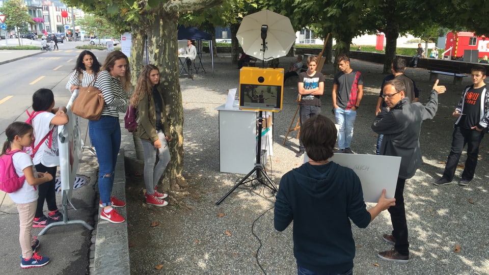 Im Dreispitzpark in Kreuzlingen können sich alle Besucher fotografieren lassen und ihre Anliegen aufschreiben. Und dann damit von der SRF-Fotobox ablichten lassen.