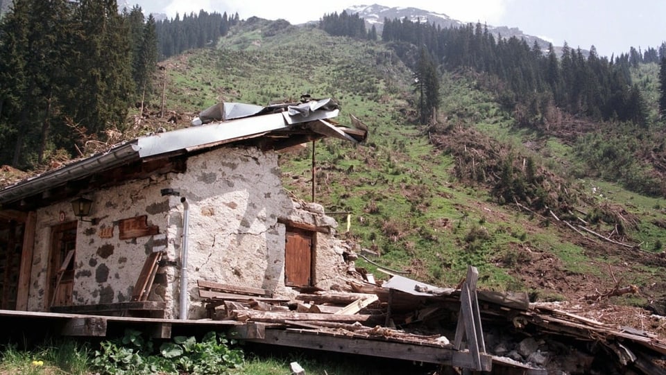 Eine zerstörte Alphütte.