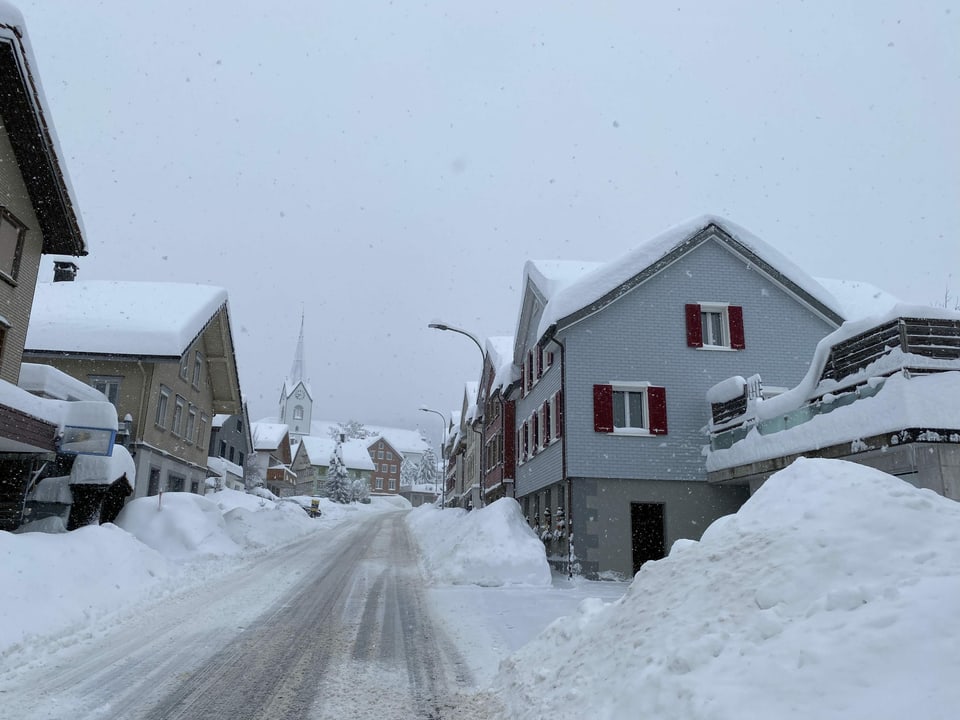 Verschneites Strasse in Dorf