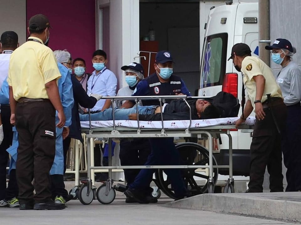 Krankenwagen bringt in Ayacucho Verletzte weg.