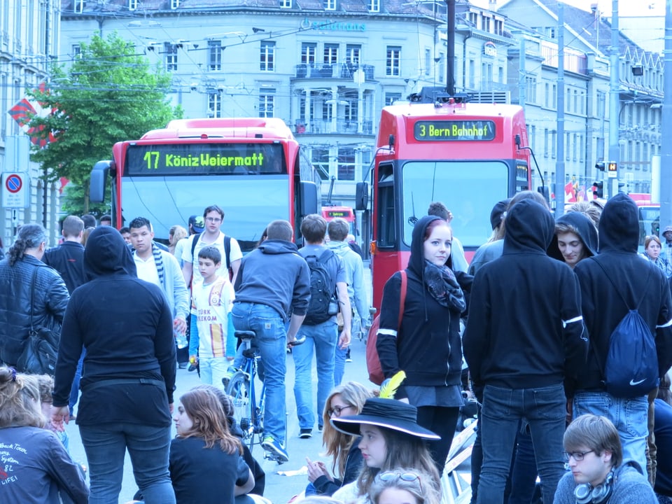 Demonstranten versperren Tram und Bussen den Weg.