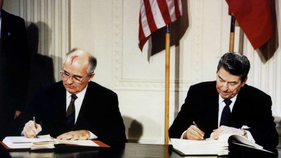 Gorbatschow und Reagan unterzeichnen den Vertrag.
