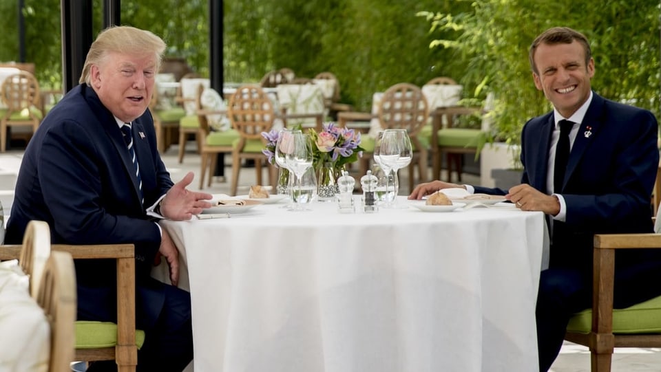 Macron und Trump am Tisch.