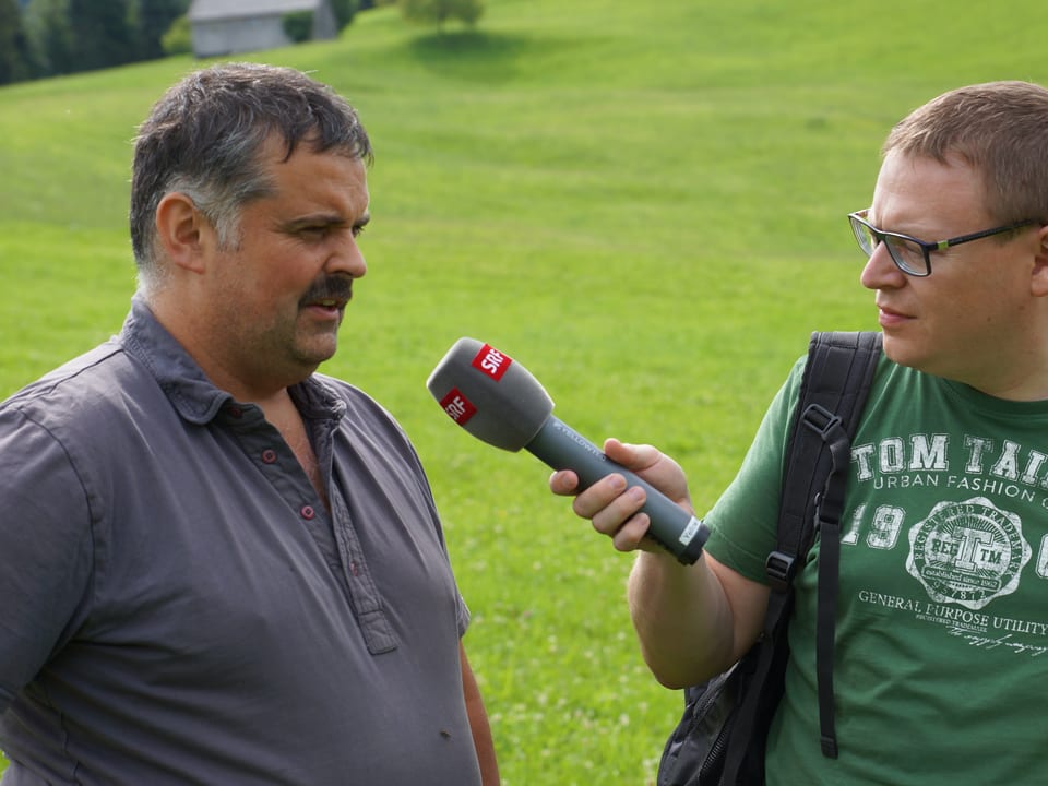 Wohlgensinger wird von Reporter Sämi Studer auf Weide  interviewt.