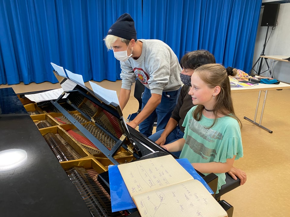 Moderator Gabriel und «Zambo»-Mitglied Paula spielen zusammen Klavier.