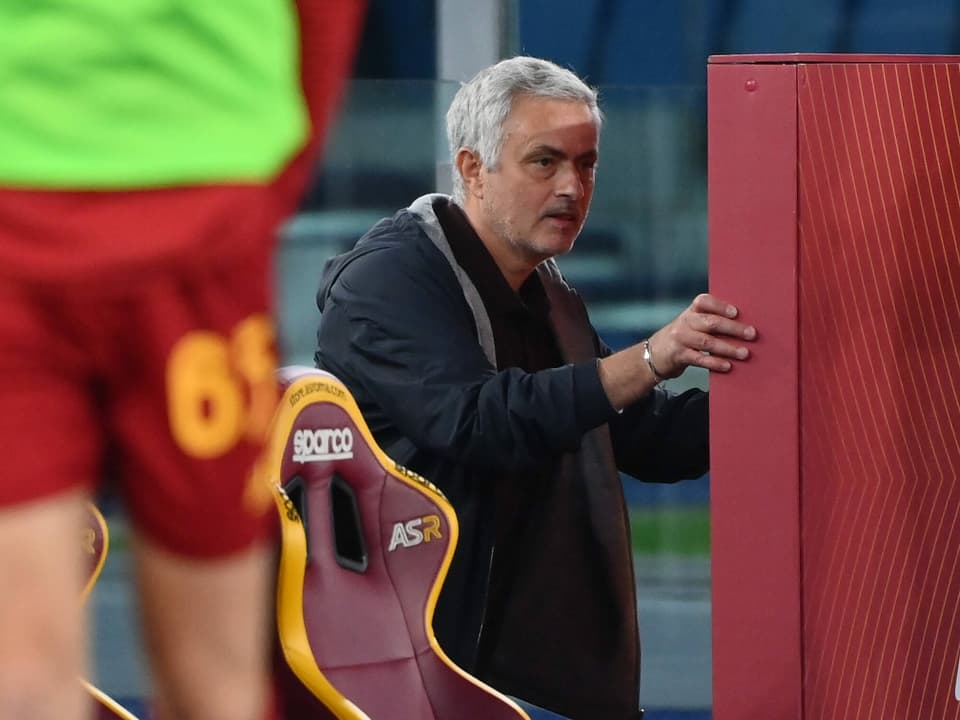 Jose Mourinho hinter der Spielerbank