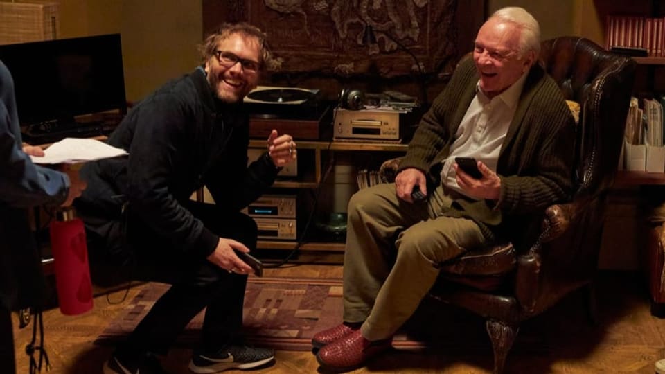 Regisseur Florian Zeller lacht mit seinem Hauptdarsteller Anthony Hopkins auf dem Set.