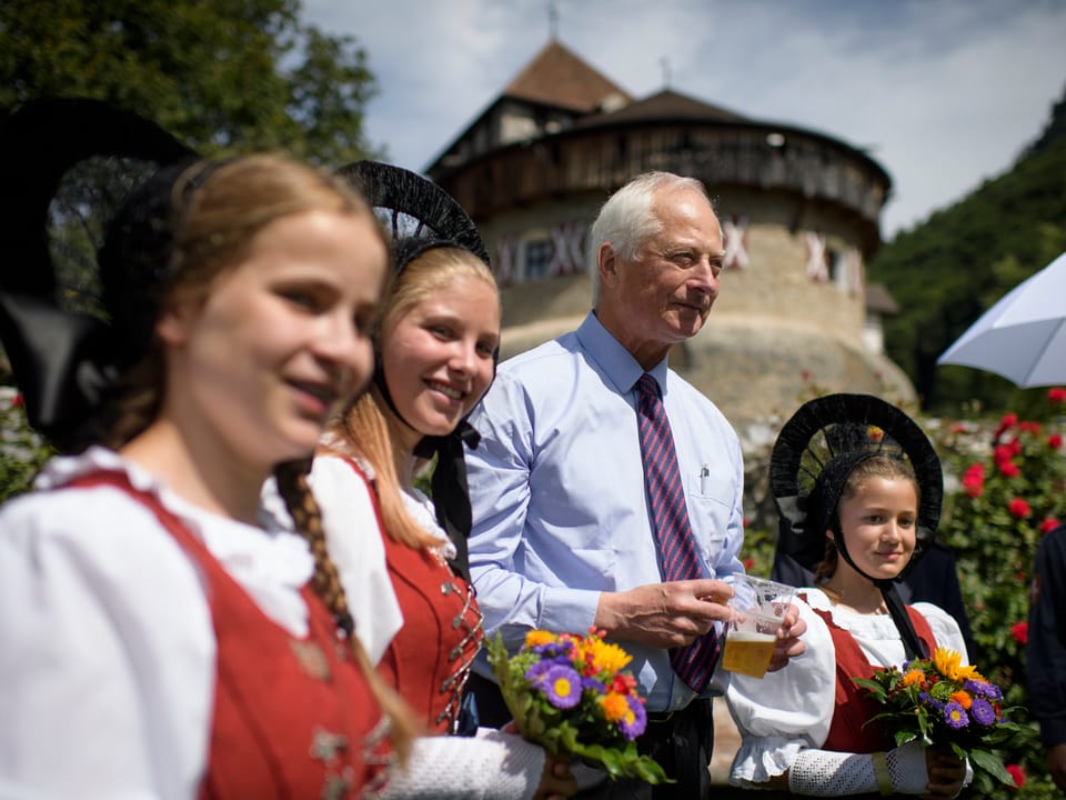 Fürst Hans-Adam II von Liechtenstein posiert mit Trachtenmädchen am Staatsfeiertag 2017.