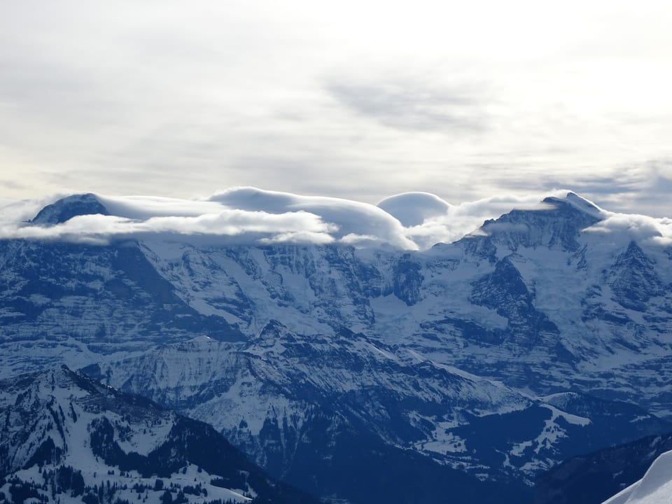 Der Gipfel des Wetterhorns ist in linsenförmige Wolken eingehüllt.