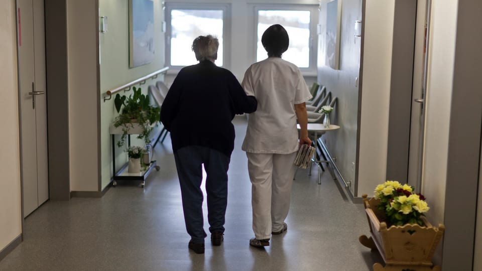 Krankenschwester mit älterer Frau im Pflegeheim