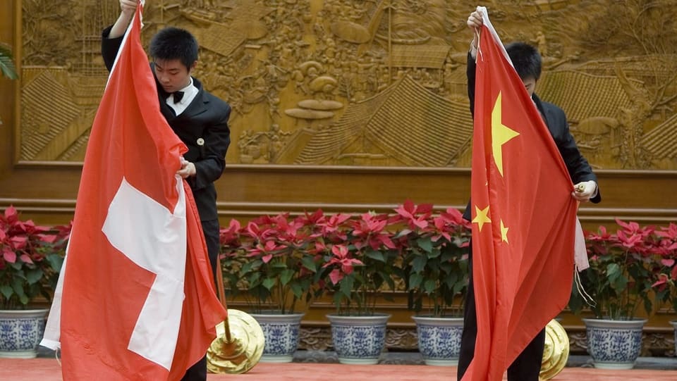Flaggen von China und Schweiz