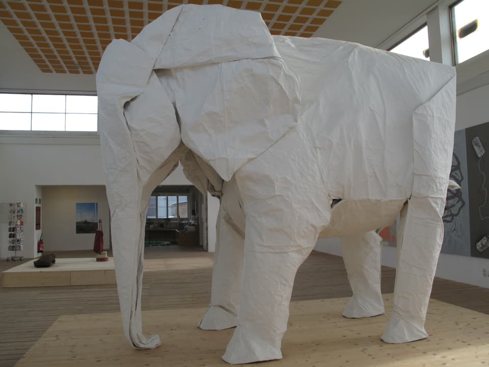 Der Elefant - gefaltet aus einem Stück Papier - im Eingangsbereich des KKLB (Kunst und Kultur im Landessender Beromünster). 