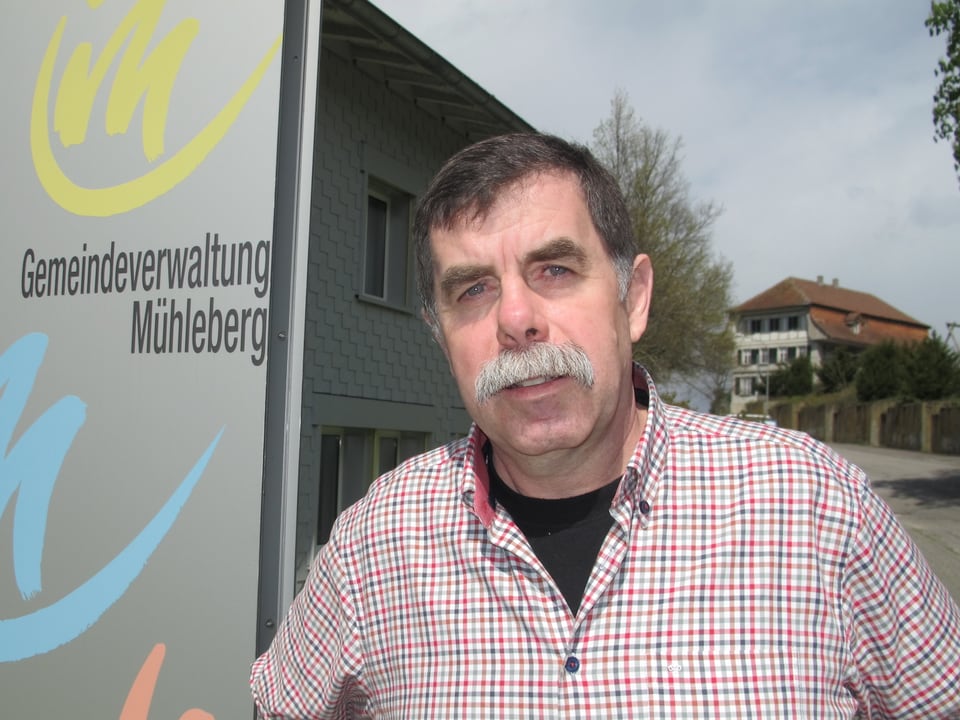 Gemeindepräsident René Maire vor der Gemeindeverwaltung: «Mühleberg kann auch ohne AKW weiterleben.»