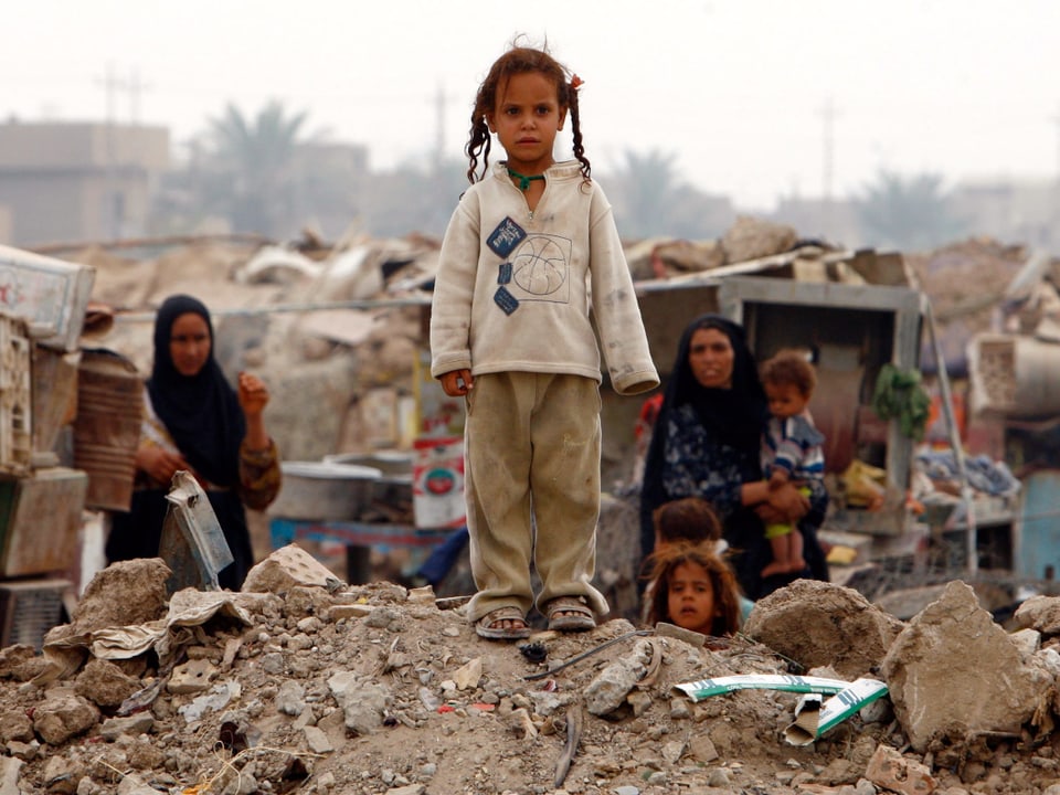 Mädchen in Bagdad auf Trümmern eines Hauses